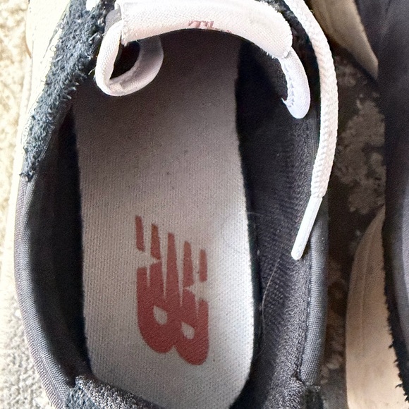 New Balance unisex Black and Cream Sneakers - Picture 2 of 8